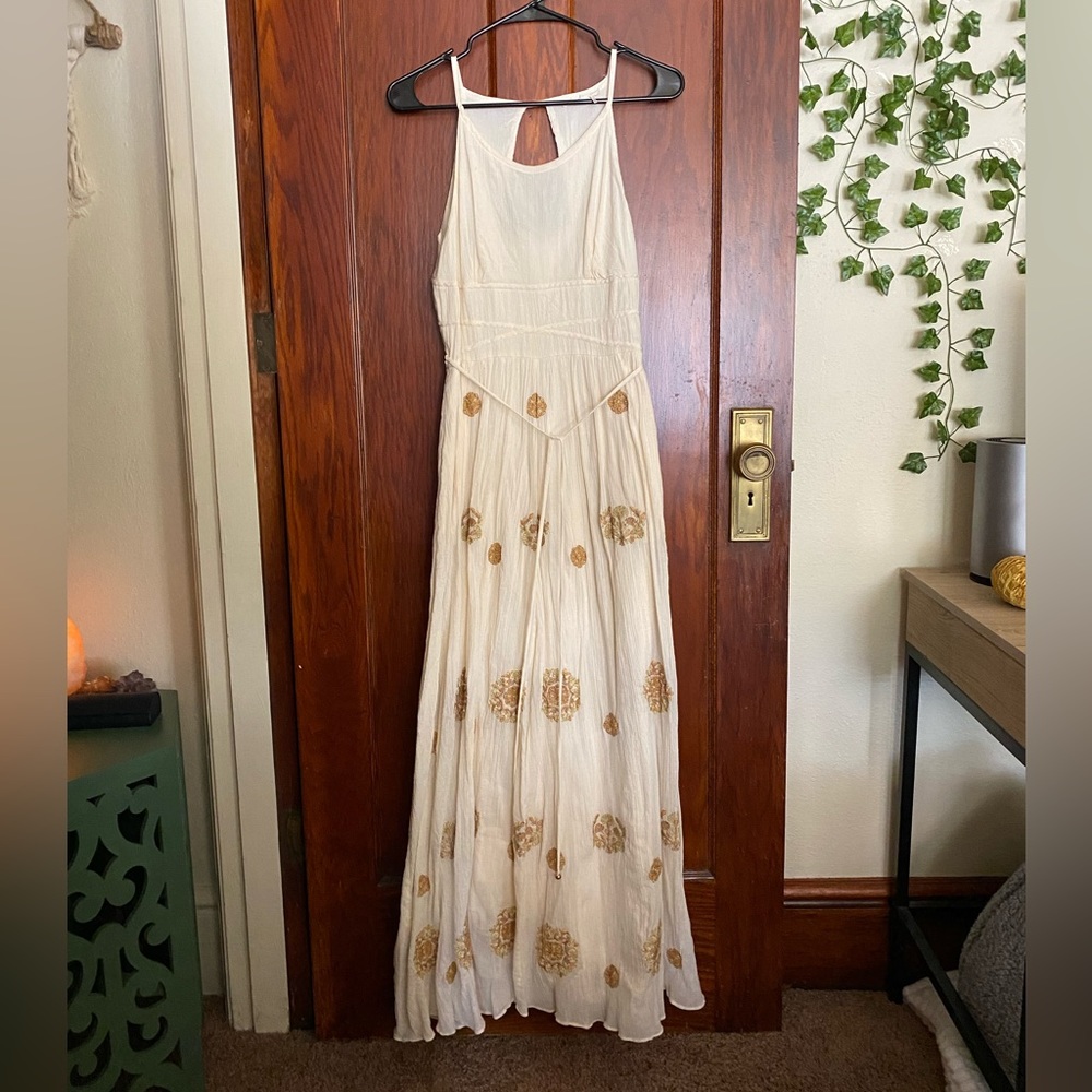 Embroidered floral maxi dress 🌼